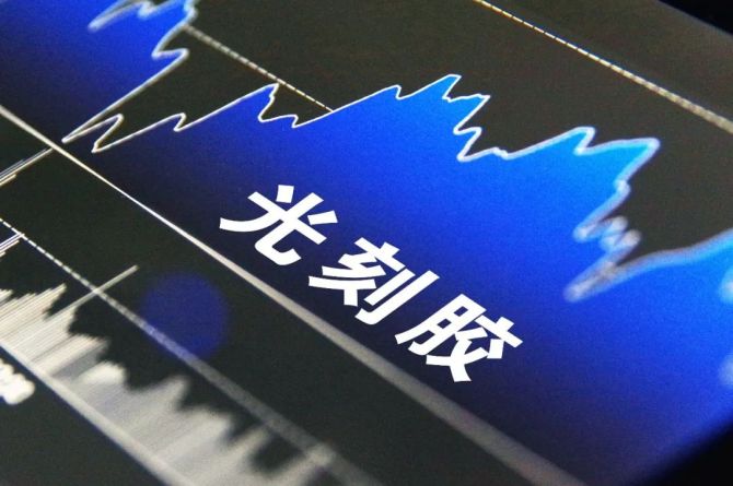 ICP等離子去膠機依托晟鼎多年的光刻去膠的經(jīng)驗積累，采用高密度、低損傷等離子源設(shè)計，同時配備晟鼎成熟的遠程ICP技術(shù)，達到高水平的去膠速率，并實現(xiàn)去膠損傷抑制；采用獨立腔室結(jié)構(gòu)設(shè)計，實現(xiàn)均勻的流場分布，去膠均勻性表現(xiàn)優(yōu)異。