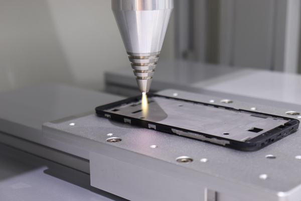 通過等離子清洗機后的手機中框，讓手機中框表面的沾污去除，可增強粘接效果，解決容易開膠等問題和增強表面附著力。